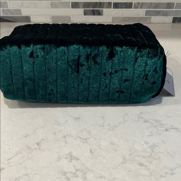 Elegant Green Velvet Cosmetic Bag Gold Zipper Pull - Picture 4 of 7